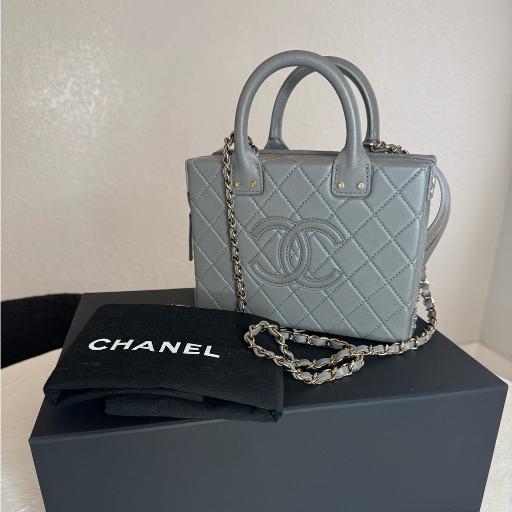 Grey top handle vanity handbag in pristine 10/10 condition!